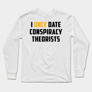 I Only Date Conspiracy Theorists Funny Saying For Men Women Long Sleeve T-Shirt